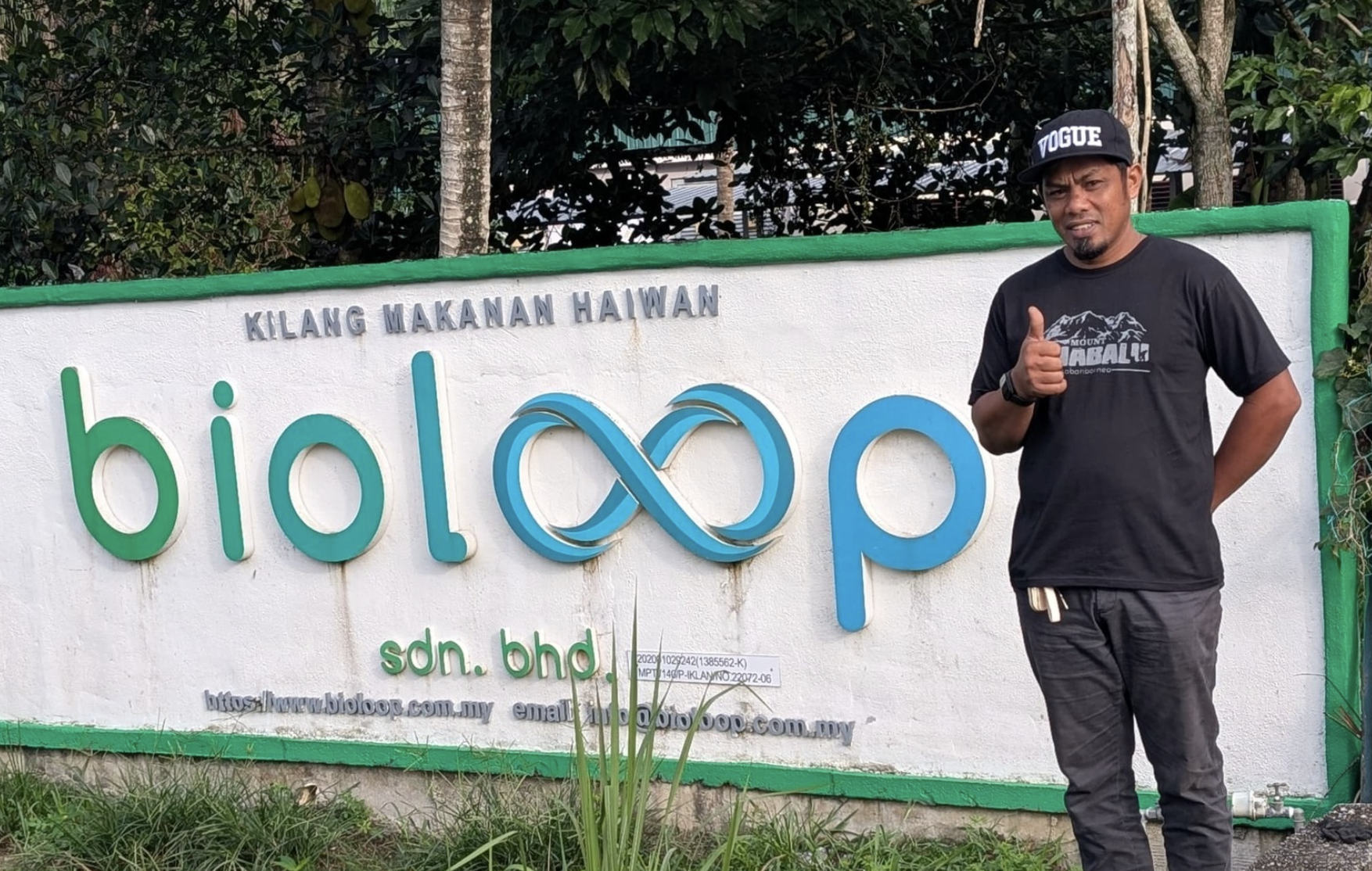 Visitor at the bioloop farm signage